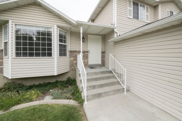 White Vinyl Siding Replacement Service